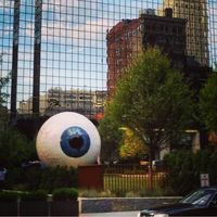 Karya seni bola mata raksasa yang unik (thejouledallas.com)