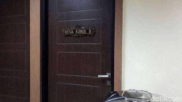Penggeledahan Gedung DPRD Jatim Usai, Garis KPK Dilepas