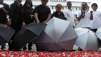 Bunga tujuh rupa ditaburkan di depan gedung Mahkamah Agung (MA).