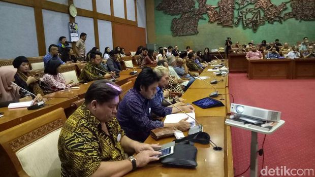 Rapat di Komisi X DPR / 