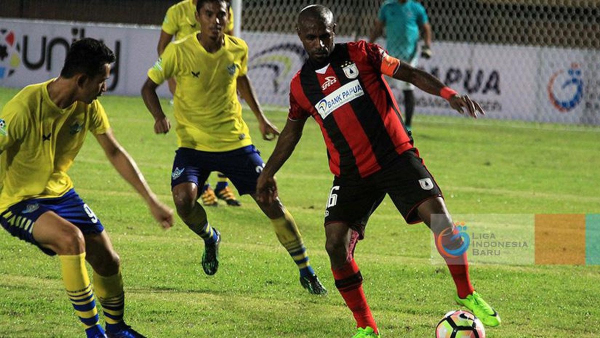 Boaz Solossa (kanan) terancam absen lawan Persela Lamongan. (Foto: dok. PT Liga Indonesia Baru)