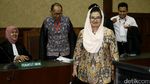 Bacakan Pledoi, Eks Menkes Siti Fadilah Teteskan Air Mata