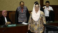 Siti Fadilah dituntut 6 tahun penjara dan denda Rp 500 juta subsider 6 bulan kurungan. Siti diyakini jaksa terbukti terlibat dalam kasus pengadaan alat kesehatan (alkes) pada 2005 dan 2007.