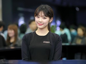 Cantik, Karyawan Mercedes Benz Ini Viral Hingga Bisa Jadi Model