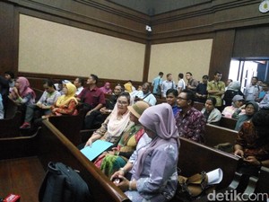Eks Menkes Siti Fadilah Menangis Saat Bacakan Pleidoi