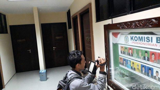Garis KPK yang digunakan untuk menyegel pintu ruang staf dan ruang Ketua Komisi B DPRD Jatim dilepas, Rabu (7/6/2017)Foto: Rois Jajeli-detikcom