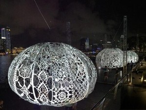 Rajutan Bulu Babi Raksasa Ada di Festival Cahaya Marina Bay 2017