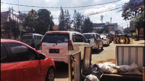 Kendaraan mengular  di Jalan Jatinegara Barat hingga Terminal Kampung Melayu.