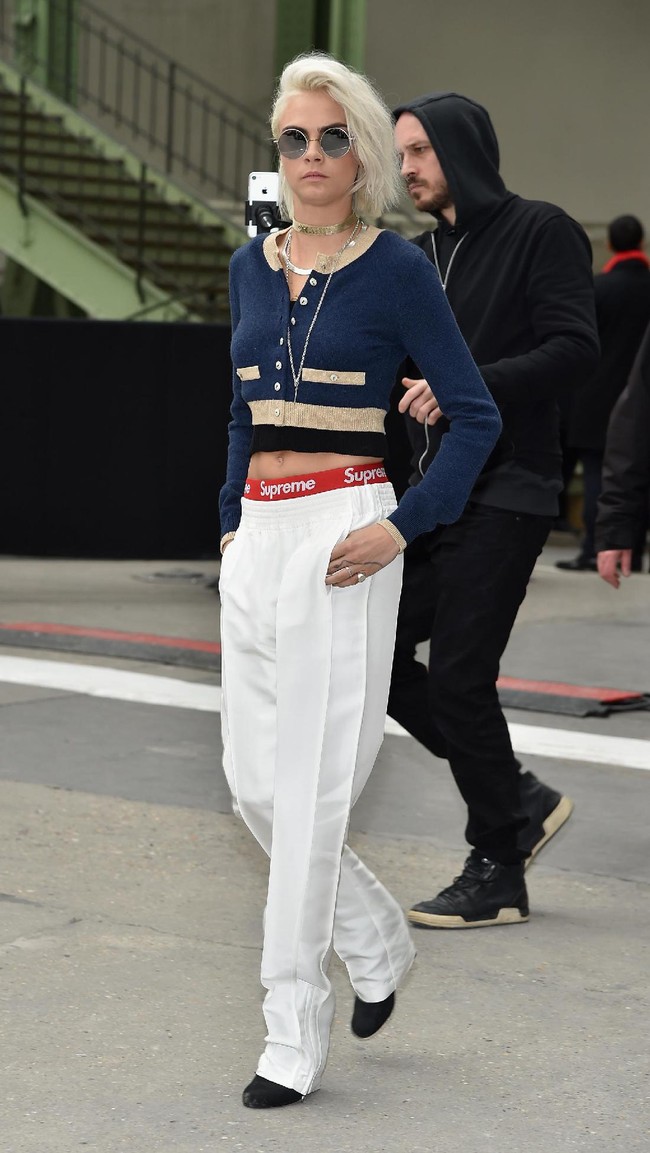 Cara Delevingne attends the Chanel show as part of the Paris Fashion Week Womenswear Fall/Winter 2017/2018 on March 7, 2017 in Paris, France.  (Photo by Pascal Le Segretain/Getty Images)