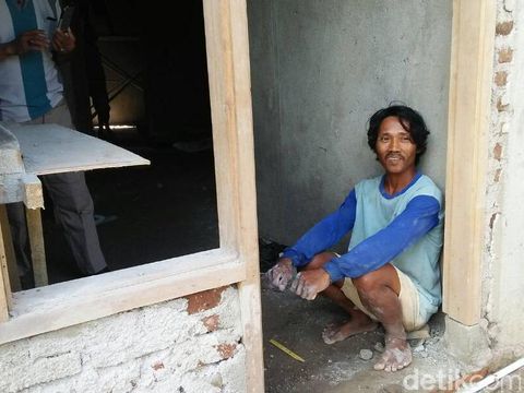 Sobirin memperagakan MK alias S duduk saat ditangkap personel Densus 88
