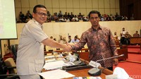 Mentan Amran Sulaiman menyalami Ketua Komisi IV Edhy Prabowo. 