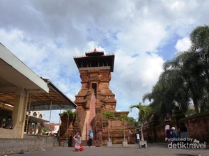 Alasan Sunan Kudus Pasang Rajah Penumbang Pejabat di Pintu Masjid
