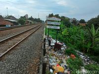 Bahaya, Jangan Buang Sampah di Pinggir Rel Kereta Api