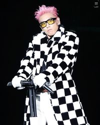 7 Gaya Fashion Eksentrik T.O.P Big Bang Sebelum Tersangkut Kasus Narkoba