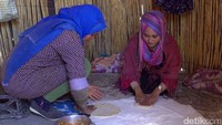 Setelah melepas lelah, saatnya mengolah kuliner khas Suku Amazigh alias Berber. Dapur, sekaligus tempat beristirahat Fatimah dan keluarga di malam hari sangat sederhana, hanya bilik dari bambu dan berselimutkan karung goni. Fatimah kemudian mengajak membuat roti Aghroum, sejenis pizza jika di Eropa. Irfan Padli/TRANS7.
