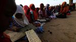 Anak-anak di Sudan Menulis Alquran di Papan Kayu