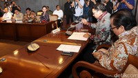 Rapat dihadiri dan ditanda tangani oleh 6 fraksi, PDIP, Golkar, PAN PPP, NasDem dan Hanura. Sejatinya perwakilan Gerindra juga hadir dalam rapat, yakni anggota Komisi III DPR Wenny Warouw. Namun, Fadli tak menyebut fraksinya juga turut hadir dalam rapat.