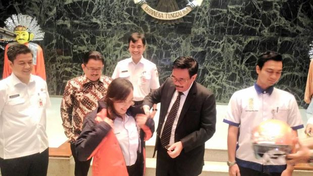 Djarot menyerahkan bantuan kepada petugas AJIB.