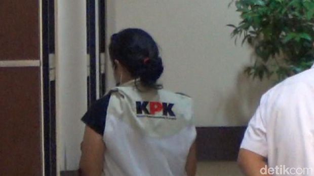  Penyidik KPK menggeledah gedung DPRD Provinsi Jawa Timur, Rabu (7/6/2017)