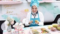  Zaskia sedang melakukan pembuatan makanan untuk berbuka puasa bersama para penggemar. Pool/Noel/detikFoto.