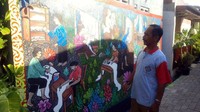 Cerita dalam lukisan itu ternyata masih bersambung dan berlanjut di ujung gang lainnya yang menceritakan kehidupan membatik di Kampung Batik. Menjelang sore, banyak traveler yang ke sini buat foto-foto, sekalian ngabuburit (Angling/detikTravel)