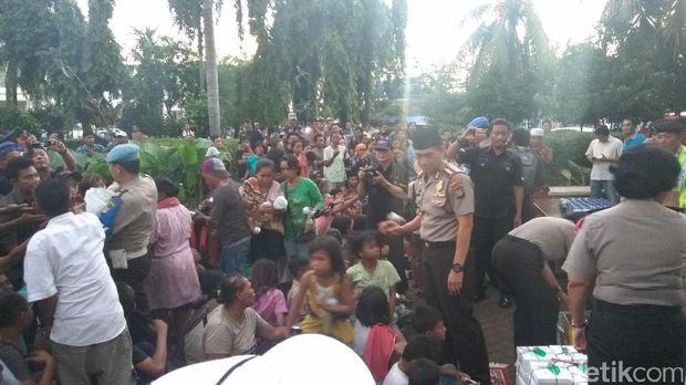 Warga yang berada di area terminal pun diajak untuk jaga kamtibmas.