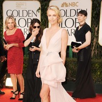 Di usianya yang sudah kepala empat, Charlize masih tampak bugar dan seksi. Belum ada tanda-tanda penuaan di wajahnya. Di 2012, Charlize bahkan dianugerahi sebagai wanita terseksi di dunia. (Foto: Getty Images)