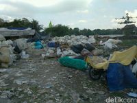 Banyak tumpukan sampah di sekitar bedeng.