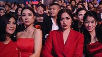 Jennifer Bachdim juga terlihat datang ke acara stasiun televisi bersama Jessica Iskandar plus anggota Girls Squad. Foto: Instagram @jenniferbachdim