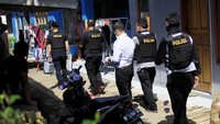 Pantauan detikcom, Tim Inafis Polda Jabar memasang garis polisi di rumah M sekitar Pukul 12.40 WIB, Rabu (6/6/2017). Tampak satu per satu tim Inafis masuk ke rumah berwarna putih. Pool/Wisma Putra.