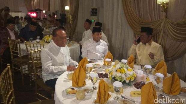 Buka bersama Golkar di rumah Novanto / 