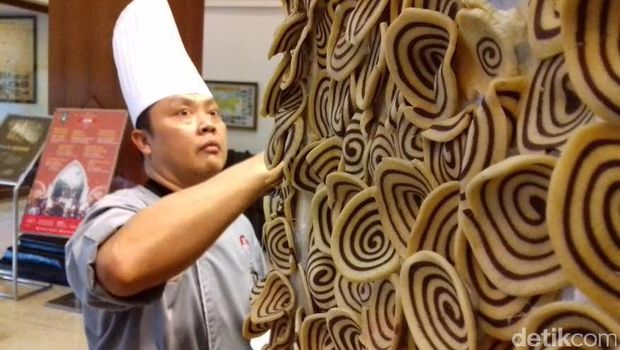 Replika Masjid Ini Terbuat dari Kue Kuping Gajah