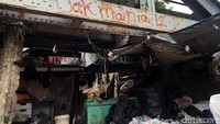 Kolong jembatan dijadikan rumah dan bengkel.