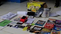 Selain itu, Yusri mengatakan ada pula beberapa artikel yang berhubungan dengan kegiatan jihad yang ditemukan. Kemudian, ditemukan juga satu bundel cetakan artikel berjudul Pidato Amanah Amirul Mujahidin oleh Abu Bakar Baasyir dan satu bundel dokumen tentang jihad fisabilillah. Pool/Wisma Putra.