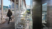 Di depan lift halte Tosari terpampang pengumuman perbaikan.