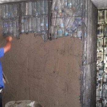 Bentuk ruangan rumah di The Plastic Bottle Village