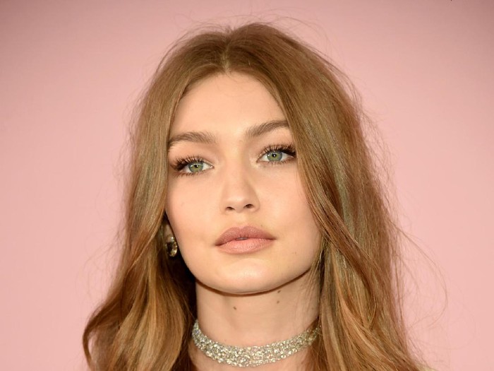 Cara Unik Gigi Hadid Pakai Lipstik Nude Agar Hasilnya Sempurna