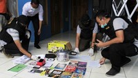 Rumah MA berlokasi di Kampung Sindangsari, Cileunyi Setan, Kabupaten Bandung. Tim Densus 88 Antiteror menemukan 2 buah telepon genggam, 2 simcard, dan barang lainnya yang diduga berkaitan dengan paham radikal serta satu unit panci berjenis presto, senjata tajam pisau dapur, pisau belati, vcd, memory card, ATM, sejumlah kertas bertuliskan ISIS, buku dan sejumlah dokumen milik MA. Pool/Wisma Putra.