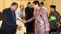 Mentan Amran Sulaiman menyalami peserta rapat.