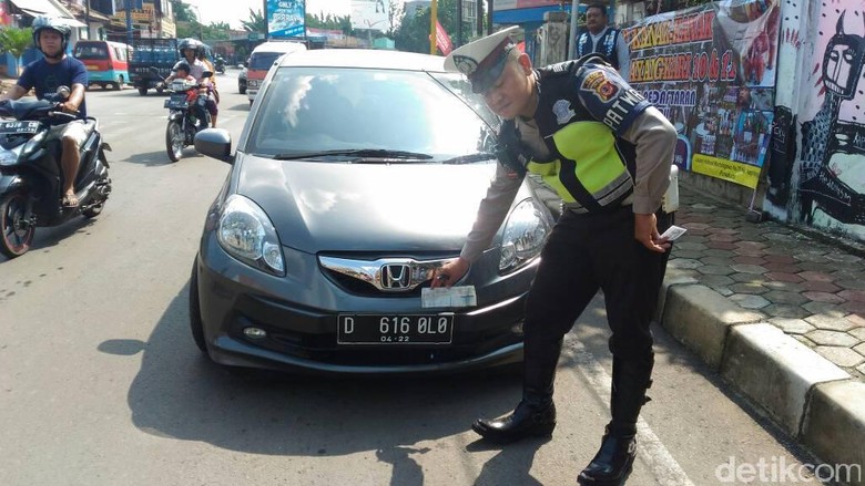 Pakai Pelat Gigolo di Mobil Pengemudi Brio Ditilang Polisi Pakai Pelat Gigolo di Mobil Pengemudi Brio Ditilang Polisi