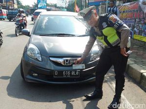 Pakai Pelat Nomor Palsu Gigolo, Pengendara Mobil Ditilang