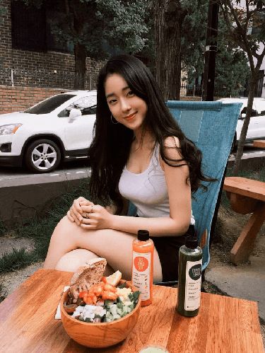 Cantik, Karyawan Mercedes Benz Ini Viral Hingga Bisa Jadi Model