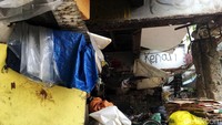 Kolong jembatan dijadikan permukiman oleh warga.