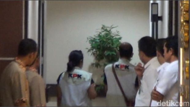  Penyidik KPK menggeledah gedung DPRD Provinsi Jawa Timur, Rabu (7/6/2017)