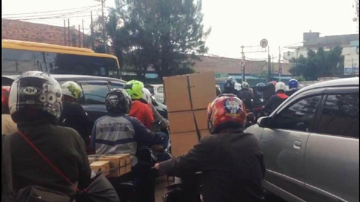 Ada Galian Proyek, Jalan Jatinegara Barat Macet Parah