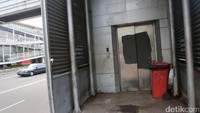 Tidak hanya Tosari, lift di halte Sarinah juga rusak.
