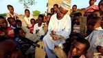 Anak-anak di Sudan Menulis Alquran di Papan Kayu