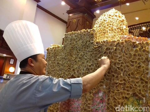 Replika Masjid Ini Terbuat dari Kue Kuping Gajah