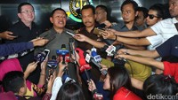 Jaksa Agung Muda Pidana Umum (Jampidum) Kejagung Noor Rachmad (tengah) didampingi Kapuspenkum M Rum (kiri) dan Wakajati DKI Jakarta Masyhudi menjawab pertanyaan wartawan usia gelar perkara kasus pornografi dengan tersangka Firza Husein, di Gedung Kejagung, Rabu (7/6/2017).