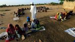 Anak-anak di Sudan Menulis Alquran di Papan Kayu